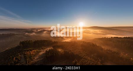 Germania, Turingia, Großbreitenbach, Wildenspring, paesaggio, Schwarza valle nebbia, alba, retroilluminazione, foto aerea Foto Stock