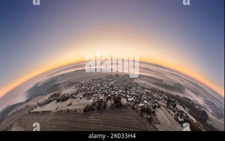 Germania, Turingia, Großbreitenbach, Herschdorf, villaggio, paesaggio, campi di nebbia, alba, parzialmente retroilluminazione, panorama emisfero Foto Stock