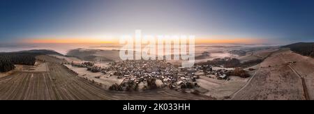 Germania, Turingia, Großbreitenbach, Herschdorf, villaggio, paesaggio, campi di nebbia, alba, parzialmente retroilluminato, panorama a 360° Foto Stock