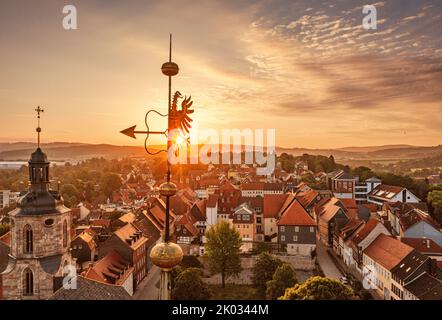 Germania, Turingia, Schleusingen, Castello di Bertholdsburg (Museo di Storia Naturale), torri, Chiesa di San Giovanni, città, alba, panoramica, vista aerea Foto Stock