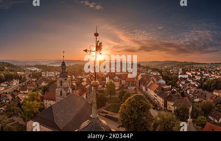 Germania, Turingia, Schleusingen, Castello di Bertholdsburg (Museo di Storia Naturale), torri, Chiesa di San Giovanni, città, alba, panoramica, vista aerea Foto Stock