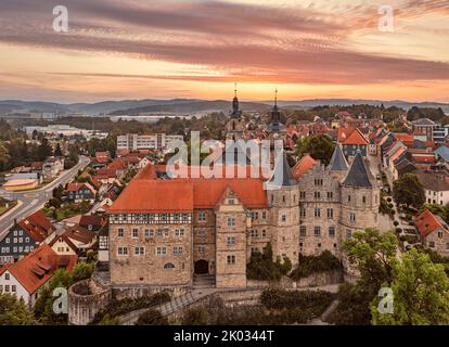 Germania, Turingia, Schleusingen, Castello di Bertholdsburg (Museo di Storia Naturale), chiesa, torri, città, strade, dawn, panoramica Foto Stock