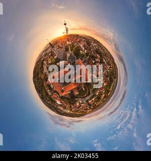 Germania, Turingia, Schleusingen, banderuola, aquila, Castello di Bertholdsburg (Museo di Storia Naturale), Chiesa di San Giovanni, città, alba, parzialmente retroilluminato, panoramica, vista aerea, panorama sferico Foto Stock