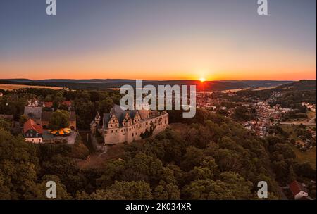 Germania, Turingia, Kranichfeld, rovina, castello superiore, città, alba, panoramica, retroilluminazione Foto Stock