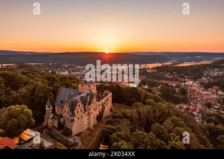 Germania, Turingia, Kranichfeld, rovina, castello superiore, città, alba, panoramica, retroilluminazione Foto Stock