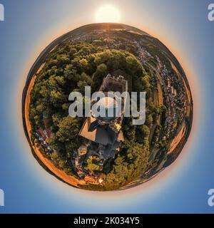 Germania, Turingia, Kranichfeld, rovina, castello superiore, Città, Ilmtal, alba, vista dall'alto, parzialmente retroilluminazione, panorama sferico Foto Stock