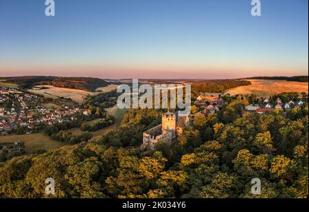Germania, Turingia, Kranichfeld, rovina, castello superiore, città, luce del mattino, alba, panoramica Foto Stock