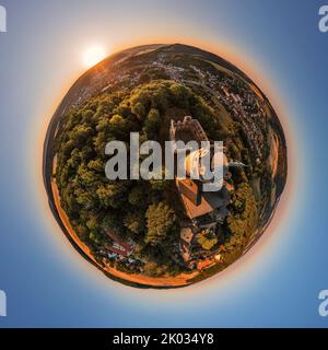 Germania, Turingia, Kranichfeld, rovina, castello superiore, Città, Ilmtal, Stedten (a destra in fondo), alba, panoramica, parzialmente retroilluminazione, panorama sferico Foto Stock