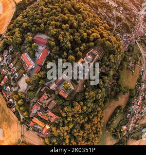 Germania, Turingia, Kranichfeld, rovina, castello superiore, case, vista dall'alto, vista aerea Foto Stock