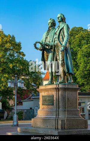 Monumento Goethe-Schiller di fronte al Teatro Nazionale, Weimar, Turingia, Germania Foto Stock