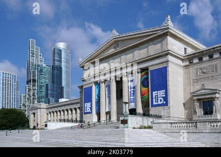 Chicago, USA - Agosto 2022: L'architettura classica del Field Museum of Natural History contrasta con lo stile moderno del vicino grattacielo Foto Stock