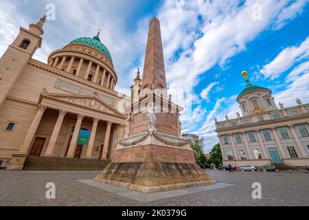 Chiesa di San Nicola e Obelisco al Vecchio mercato, Potsdam, Brandeburgo, Germania Foto Stock