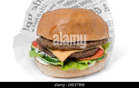 cheeseburger doppio meaty isolato su sfondo bianco Foto Stock