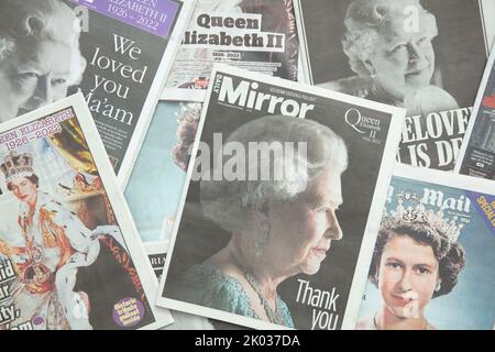 LONDRA, Regno Unito - Settembre 2022: Le copertine dei giornali nazionali rendono omaggio alla Regina dopo la sua morte Foto Stock