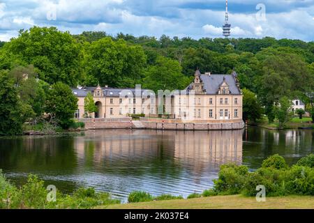 Vista dal Parco Babelsberg di Potsdam sul Lago di Glienicker sul Fiume Havel fino al Glienicke Hunting Lodge nel quartiere di Wannsee a Berlino, Potsdam, Brandeburgo, Germania Foto Stock