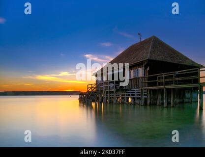 Boathouse at Dusk, Buch am Ammersee, Fünfseenland, alta Baviera, Baviera, Germania, Europa Foto Stock