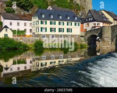 Europa, Germania, Assia, Assia centrale, Assia-Nassau, Taunus, Westerwald, Lahn, Runkel an der Lahn, vista della città vecchia sotto il castello Foto Stock
