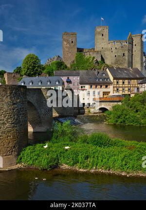 Europa, Germania, Assia, Assia centrale, Assia-Nassau, Taunus, Westerwald, Lahn, Runkel sul Lahn, storico ponte di pietra, Lahn Weir, allevamento di cigni Foto Stock