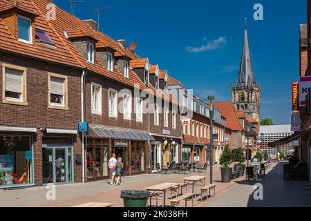 Germania, Ahaus, Westmuensterland, Muensterland, Westfalia, Renania settentrionale-Vestfalia, edifici residenziali e commerciali nella zona pedonale Marktstrasse, dietro la chiesa cattolica di Santa Mariae Himmelfahrt Foto Stock