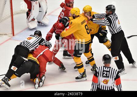 Trinec, Repubblica Ceca. 09th Set, 2022. Giocatori in lotta di fronte a Trinec net durante la Champions Hockey League, Gruppo H, partita HC Ocelari Trinec vs Skelleftea AIK, il 9 settembre 2022, a Trinec, Repubblica Ceca. Credit: Jaroslav Ozana/CTK Photo/Alamy Live News Foto Stock