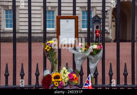 Londra, Regno Unito. 9th Set, 2022. Avviso ufficiale della morte della Regina fuori Buckingham Palace. Credit: Vuk Valcic/Alamy Live News Foto Stock