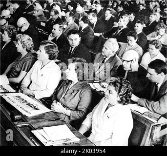 I lavoratori di fabbrica russi sovietici ricevono istruzione dopo il lavoro. 1965 Foto Stock