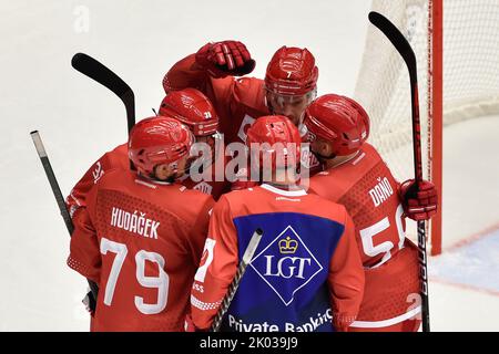 Trinec, Repubblica Ceca. 09th Set, 2022. I giocatori di Trinec festeggiano un gol durante la Champions Hockey League, Gruppo H, partita HC Ocelari Trinec vs Skelleftea AIK, il 9 settembre 2022, a Trinec, Repubblica Ceca. Credit: Jaroslav Ozana/CTK Photo/Alamy Live News Foto Stock