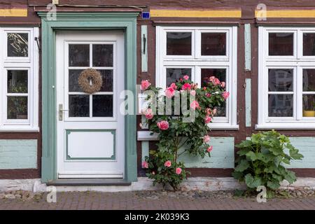 Il centro storico di Hitzacker con i suoi vicoli in estate Foto Stock