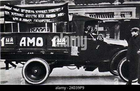 Il primo camion sovietico amo che passò attraverso la Piazza Rossa nel 7th° anniversario della Rivoluzione d'Ottobre. Mosca, 7 novembre 1924. Foto Stock