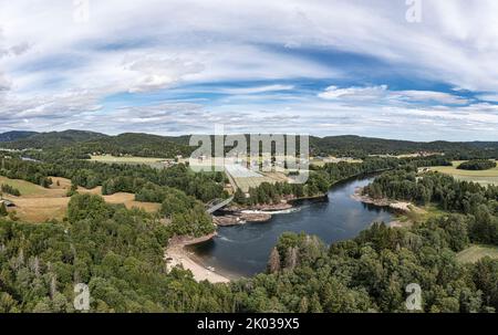 Norvegia, Vestfold og Telemark, Larvik, Kvelde, ponte, ruscello, rapide, campi, panoramica, foto aeree Foto Stock