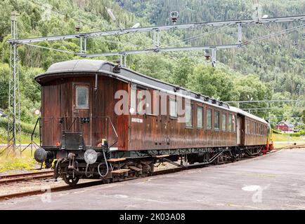 Norvegia, Vestfold og Telemark, Rjukan, Mæl, stazione ferroviaria, treno in piedi su piattaforma, carrozze in legno di teak Foto Stock