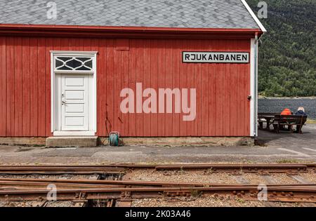 Norvegia, Vestfold og Telemark, Rjukan, Mæl, stazione, parete, porta, cartello dello stadio, pista Foto Stock