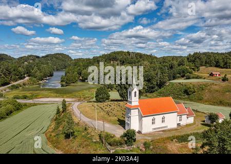 Norvegia, Vestfold og Telemark, Larvik, Kjose, chiesa, Farris, lago, campi, foresta, montagne, panoramica Foto Stock