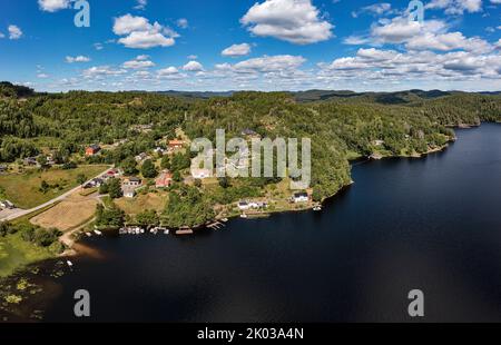 Norvegia, Vestfold og Telemark, Larvik, Kjose, Farris, lago, foresta, montagne, case occasionali, panoramica, vista aerea Foto Stock