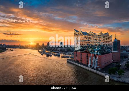 Tramonto all'Elbphilharmonie di Amburgo, Germania Foto Stock