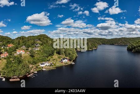 Norvegia, Vestfold og Telemark, Larvik, Kjose, Farris, lago, foresta, montagne, case occasionali, panoramica, vista aerea Foto Stock