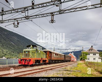 Norvegia, Vestfold og Telemark, Rjukan, Mæl, stazione ferroviaria, treno in piedi su piattaforma, locomotiva diesel, vagoni in legno di teak Foto Stock