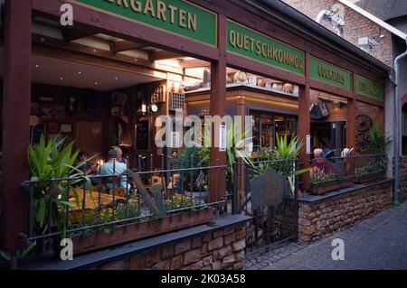 Ristorante in Drosselgasse, Rüdesheim sul Reno, Rheingau, Taunus, Assia, Germania Foto Stock