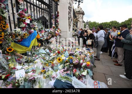 Londra, Regno Unito. 09th Set, 2022. I membri del pubblico si riuniscono per rendere omaggio al di fuori di Buckingham Palace a Londra in seguito alla morte di sua Maestà la Regina Elisabetta 11 nella sua casa a Balmoral, Scozia, venerdì 09 settembre 2022. La regina Elisabetta 11 morì all'età di 96 anni circondato dalla sua famiglia dopo aver servito il Regno Unito e il Commonwealth come monarca per settant'anni. Re Carlo 111 arrivò da Balmoral a Buckingham Palace per un grande applauso e per cantare dalla folla di bramatori. Foto di Hugo Philpott/UPI Credit: UPI/Alamy Live News Foto Stock