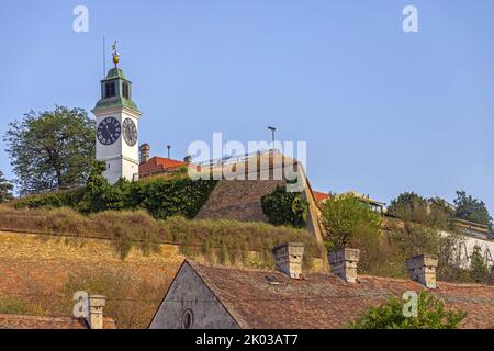 Novi Sad, Serbia - 19 agosto 2022: Torre dell'Orologio nella Fortezza di Petrovaradin, giorno d'estate. Foto Stock