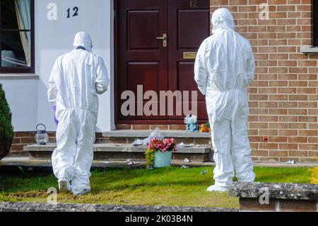 Saintfield, Irlanda del Nord, Regno Unito, 09/09/2022 - la polizia chiude una proprietà dopo che un dispositivo sospetto è stato lasciato sul gradino anteriore. In seguito fu dichiarata una truffa. Foto Stock