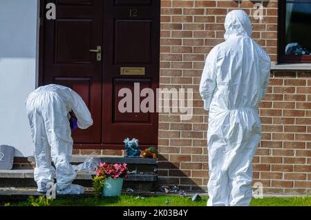 Saintfield, Irlanda del Nord, Regno Unito, 09/09/2022 - la polizia chiude una proprietà dopo che un dispositivo sospetto è stato lasciato sul gradino anteriore. In seguito fu dichiarata una truffa. Foto Stock