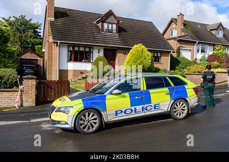 Saintfield, Irlanda del Nord, Regno Unito, 09/09/2022 - la polizia chiude una proprietà dopo che un dispositivo sospetto è stato lasciato sul gradino anteriore. In seguito fu dichiarata una truffa. Foto Stock