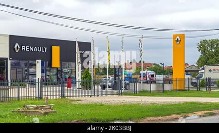 Pancevo, Serbia - 01 settembre 2022: Renault Service Garage Auto Repair Shop e Car Dealer. Foto Stock