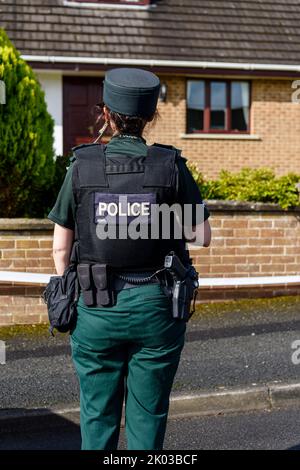 Saintfield, Irlanda del Nord, Regno Unito, 09/09/2022 - la polizia chiude una proprietà dopo che un dispositivo sospetto è stato lasciato sul gradino anteriore. In seguito fu dichiarata una truffa. Foto Stock