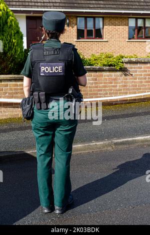 Saintfield, Irlanda del Nord, Regno Unito, 09/09/2022 - la polizia chiude una proprietà dopo che un dispositivo sospetto è stato lasciato sul gradino anteriore. In seguito fu dichiarata una truffa. Foto Stock