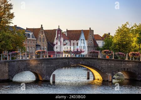 Ponte in pietra di fronte alle case medievali di Langerei. Bruges, Fiandre, Belgio. Foto Stock
