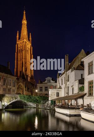 Vista sulla Chiesa di nostra Signora, il ponte Gruuthuse e il canale di Dijver. Bruges, Fiandre, Belgio. Foto Stock