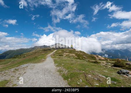 Salita alle Glanderspitze, attuale cappella sul Krahberg, percorso escursionistico europeo a lunga percorrenza E5, attraversamento alpino, Zams, Tirolo, Austria Foto Stock