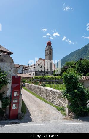 Chiesa parrocchiale di San Pietro e Paolo, Parcines, Alto Adige, Italia Foto Stock